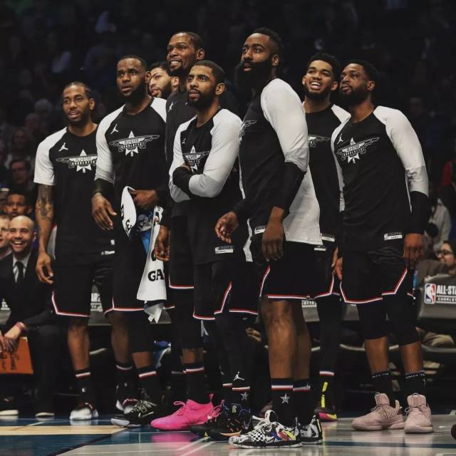 网红“小溥仪”现场观战北京国安比赛，与张稀哲合影留念