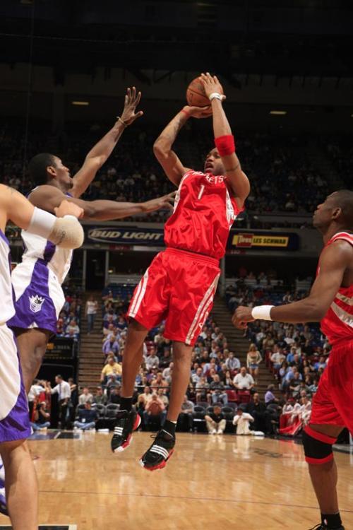 雄鹿队陷入困境！利拉德无限期休战，字母哥或成NBA交易市场焦点